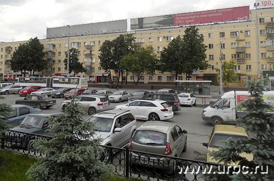 Из-за отсутствия разметок машины на площади стоят как попало Из-за отсутствия разметок машины на площади стоят как попало