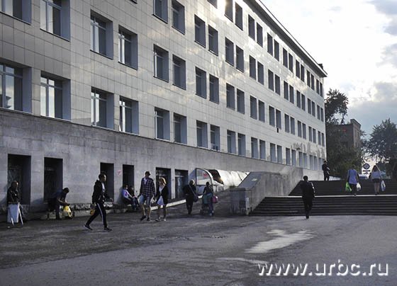 Для ожидающих поезда комфорт на Привокзальной площади не предусмотрен Для ожидающих поезда комфорт на Привокзальной площади не предусмотрен