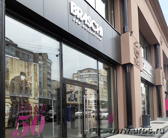 Оставшиеся арендаторы устраивают тотальные распродажи, чтобы привлечь клиентов