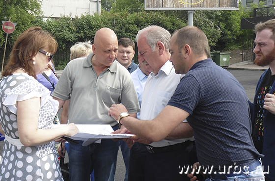 Подрядчик отчитывается перед Е. Липовичем о ходе строительных работ на ул. Восточной