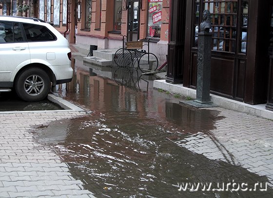 В центре Екатеринбурга затоплен перекресток улиц Малышева и Горького