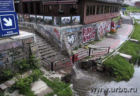 В центре Екатеринбурга затоплен перекресток улиц Малышева и Горького