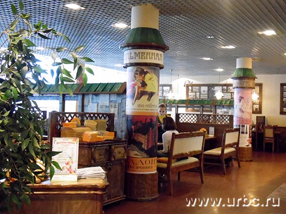 Несмотря на обеденное время, рестораны «Успенского» все равно остаются пустыми Несмотря на обеденное время, рестораны «Успенского» все равно остаются пустыми