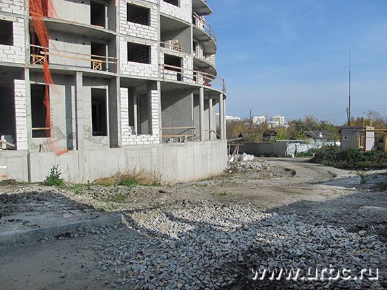 В разгар рабочего дня на стройплощадке нет ни людей, ни техники В разгар рабочего дня на стройплощадке нет ни людей, ни техники