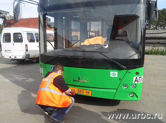 На автобусы устанавливают новые номера