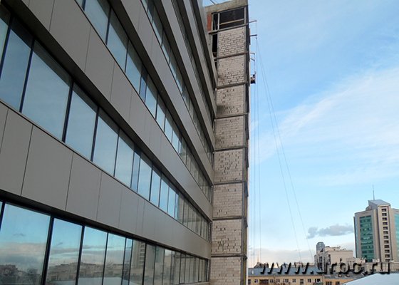 В здании сохранено «ленточное» остекление В здании сохранено «ленточное» остекление