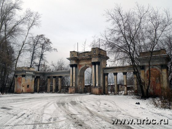 Арка стадиона «Строитель» раньше считалась одной из главных достопримечательностей города