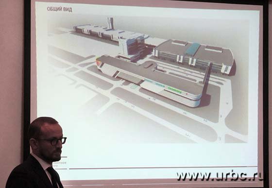 Директор проектного бюро R1 Дмитрий Реутт показал совету эскизы автостоянки Директор проектного бюро R1 Дмитрий Реутт показал совету эскизы автостоянки