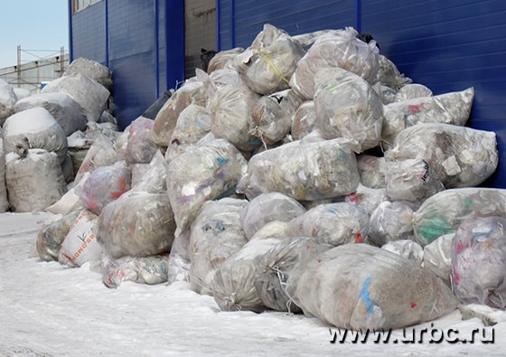 Попадая на завод, мусор сортируется и направляется в разные цеха