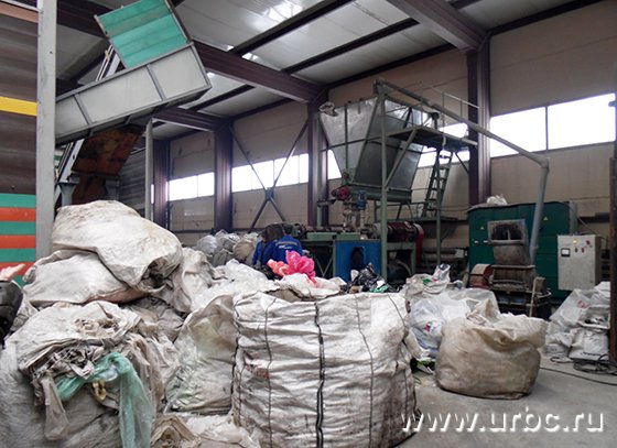 Отсортированный мусор направляется в дробилку и на переплавку