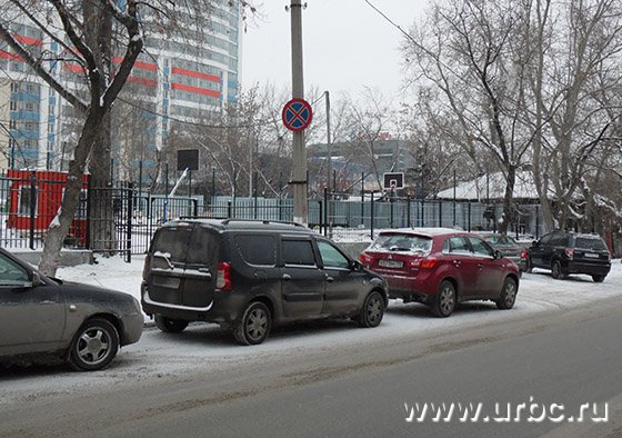 Водители оставляют свои автомобили прямо под запрещающими знаками