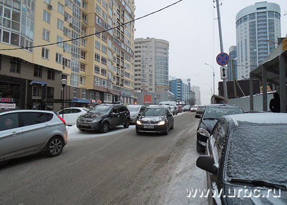 Из-за большого количества машин пешеходам становится трудно перемещаться по улице