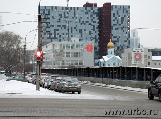Из-за автомобилей порой тяжело даже перейти дорогу