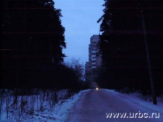 Чтобы попасть на стадион, нужно проехать по дороге, обочины которой захламлены мусором