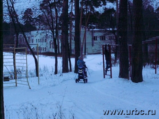 Редко кто из жителей близлежащих домов появляется в парке и на стадионе