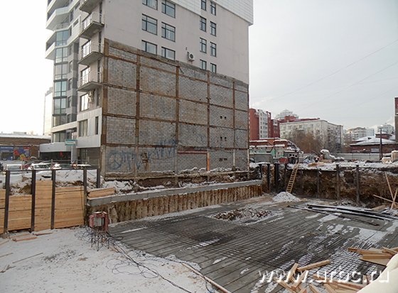 Возле офисного центра успели заложить фундамент