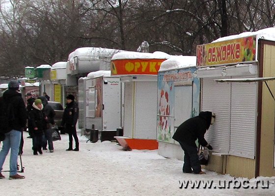 Возле дома № 14 по ул. Бахчиванджи выстроился целый ряд нелегальных киосков