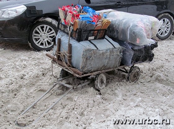 В надежде избежать штрафа владельцы киосков покинули мини-рынок, побросав товар прямо на улице