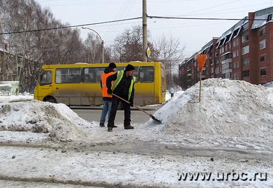 На пешеходном переходе возле остановки Маневровой высота снежного вала существенно превышает допустимую