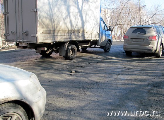 Две смежные полосы движения на Армавирской разделены «ступенькой» высотой более 10 см Две смежные полосы движения на Армавирской разделены «ступенькой» высотой более 10 см