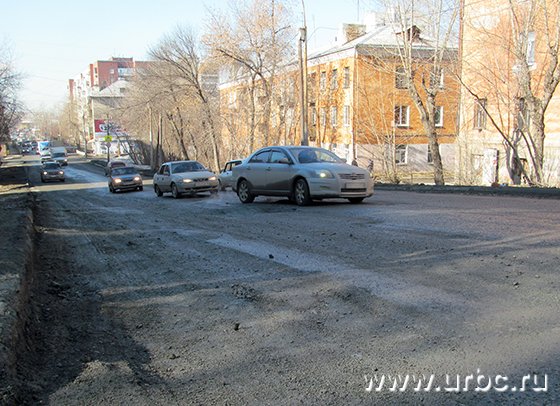 Автомобили вынуждены огибать ямы на Армавирской с выездом на встречную полосу движения Автомобили вынуждены огибать ямы на Армавирской с выездом на встречную полосу движения
