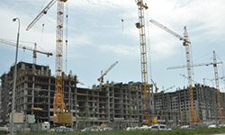 Строить стали вдвое меньше