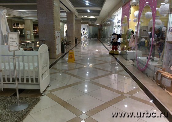 На верхних этажах ТЦ «Европа» гораздо меньше посетителей, чем на нижнем