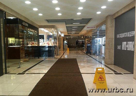 Внутри здания нередко можно увидеть абсолютно пустые коридоры Внутри здания нередко можно увидеть абсолютно пустые коридоры