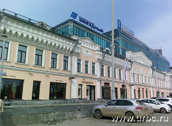 При строительстве торгового центра удалось только сохранить исторический фасад здания При строительстве торгового центра удалось только сохранить исторический фасад здания