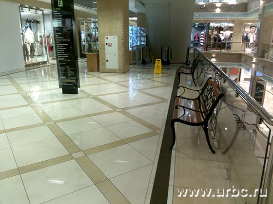 Несмотря на скидки и распродажи, поток клиентов продолжает падать Несмотря на скидки и распродажи, поток клиентов продолжает падать