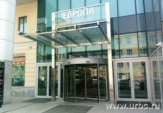 Возле входа в ТЦ «Европа» практически никогда не толпится народ Возле входа в ТЦ «Европа» практически никогда не толпится народ