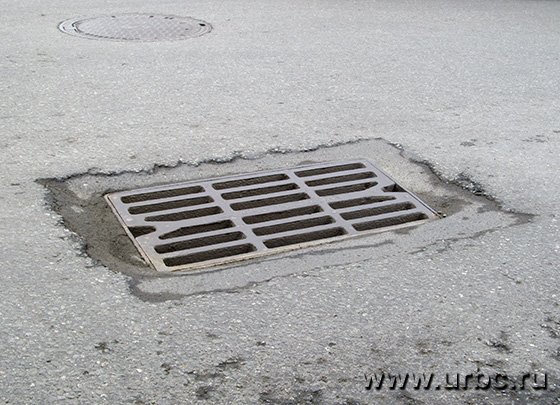 На улице Малышева выявлено одно из распространенных нарушений — просевшие колодцы На улице Малышева выявлено одно из распространенных нарушений — просевшие колодцы