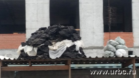 Вид на стройку из-за забора Вид на стройку из-за забора