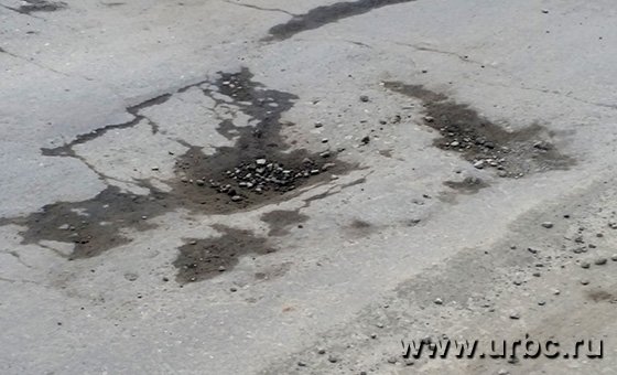 Разбитая большегрузами улица Тверитина Разбитая большегрузами улица Тверитина