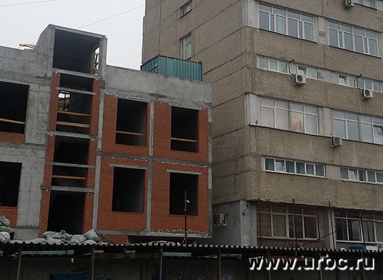 ЖК строится вплотную к соседнему зданию ЖК строится вплотную к соседнему зданию