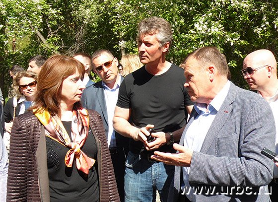 Представители горадминистрации и депутаты обсуждают судьбу «Зеленой рощи» Представители горадминистрации и депутаты обсуждают судьбу «Зеленой рощи»