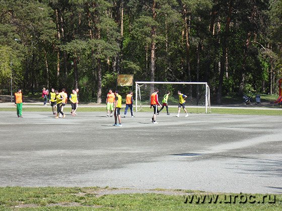 На городской территории парка обустроены дорожки и спортивные площадки На городской территории парка обустроены дорожки и спортивные площадки