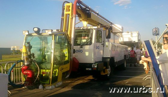 Гости аэропорта Кольцово увидели спецтехнику для обслуживания самолетов