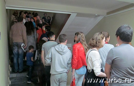 Поток желающих увидеть сокровища Эрмитажа не ослабевал весь вечер