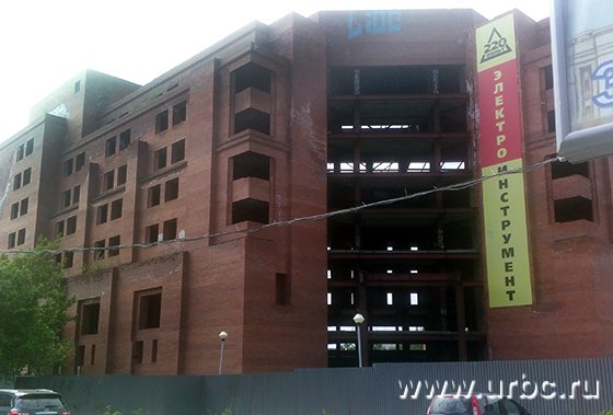 На объекте по-прежнему висят объявления о продаже стройматериалов На объекте по-прежнему висят объявления о продаже стройматериалов