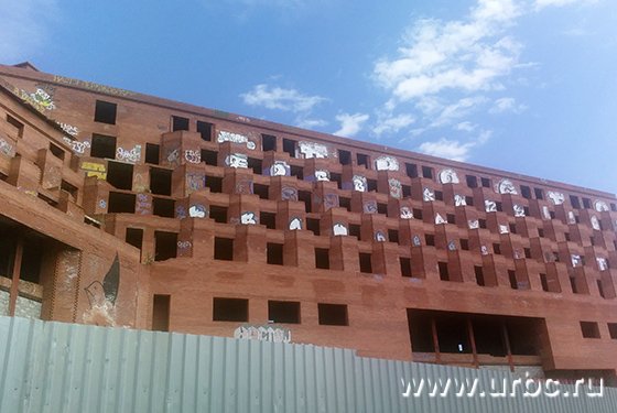 По форме долгострой напоминает огромную кирпичную пирамиду По форме долгострой напоминает огромную кирпичную пирамиду