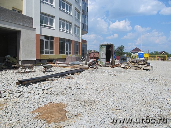 Несмотря на обещание ускоренного завершения работ, на площадку ежедневно выходят лишь несколько строителей Несмотря на обещание ускоренного завершения работ, на площадку ежедневно выходят лишь несколько строителей