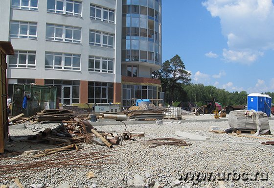 Территория жилого комплекса не благоустроена, внутри зданий остались недоделки Территория жилого комплекса не благоустроена, внутри зданий остались недоделки