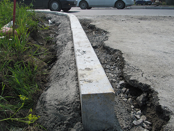 На улице Проезжей устанавливают новые бордюры