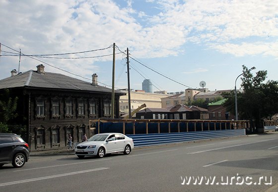 В настоящее время ЖК «Вернисаж» представляет собой огороженный пустырь В настоящее время ЖК «Вернисаж» представляет собой огороженный пустырь