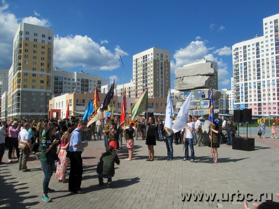 Знамена стройки были подняты возле памятного знака студенческим отрядам