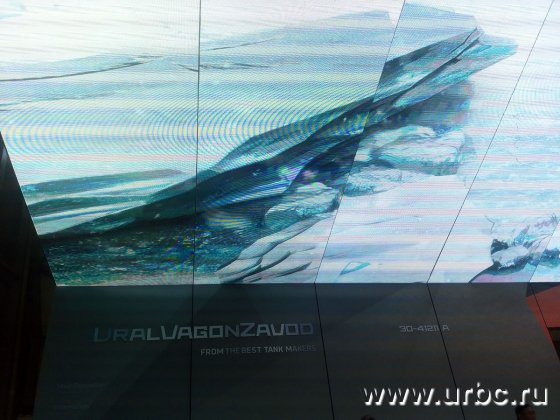 На экране демонстрируют основные технические возможности экскаватора ЭО-41211А На экране демонстрируют основные технические возможности экскаватора ЭО-41211А