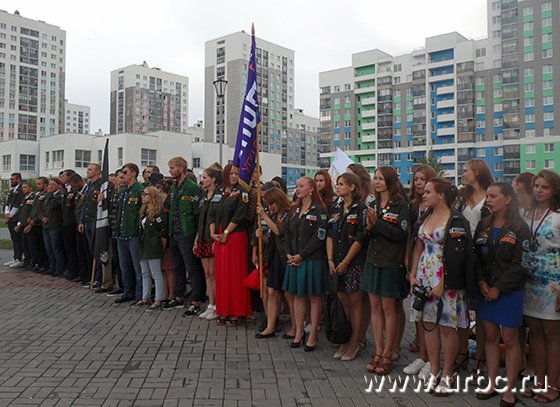 Молодежь в строительных касках