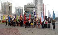 Молодежь в строительных касках