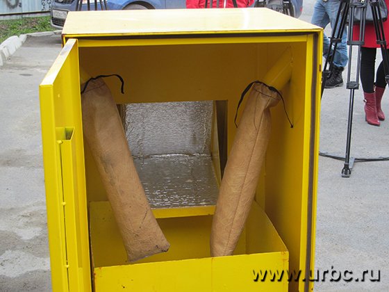 В специальном контейнере для сбора опасных отходов есть отверстия для батареек, градусников и ртутных ламп